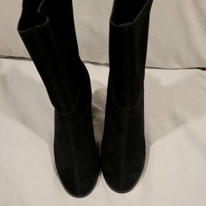 Woman's Chinese laundry suede zip up ankle boot. Size. 5.5
